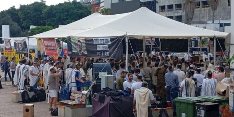 תפילת ראש חודש בכיכר החטופים בתל־אביב, השבוע. צילום: נעמה שטרן תפילת ראש חודש בכיכר החטופים בתל־אביב, השבוע. צילום: נעמה שטרן