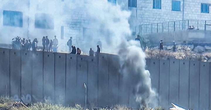 הבתים צמודים לגדר ומתנשאים מעליה. התפרעויות על גדר הביטחון בירושלים "מחבלים יורים משם": גדר הביטחון בירושלים מעניקה מחסה לטרוריסטים