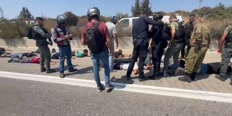 מעצר חשודים על ידי כוחות משטרה גדולים בכביש 6. צילום סך מיוטיוב, חדשות חיפה והסביבה