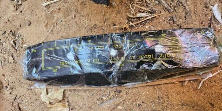 לבנת חבלה שנמצאה בשטח פתוח בחולון. צילום: משטרת ישראל 15 לבנות חבלה נמצאו בשטח פתוח בחולון