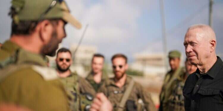 גלנט עם לוחמי חטיבה 9 בגבול הצפון. צילום: אריאל חרמוני, משרד הביטחון גלנט: "מרכז הכובד עובר צפונה – לקראת השלמת המשימות בדרום"