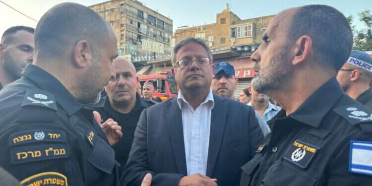 בן גביר בזירת האירוע. ארבעה נרצחים, בהם 2 ילדים, בפיצוץ רכב ברמלה