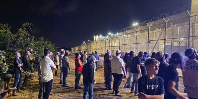 אירוע סליחות מול כלא רימונים מול כלא רימונים: אירוע סליחות ותמיכה בעצורים המנהליים