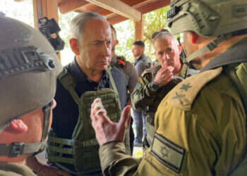 בגנות המגרעות ובשבח האיפוק. נתניהו בסיור בקיבוץ בארי, אוקטובר 2023. צילום: אבי אוחיון, לע"מ