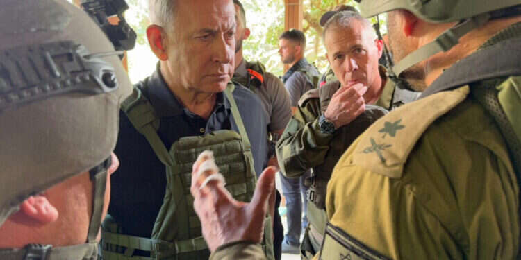 בגנות המגרעות ובשבח האיפוק. נתניהו בסיור בקיבוץ בארי, אוקטובר 2023. צילום: אבי אוחיון, לע בגנות המגרעות ובשבח האיפוק. נתניהו בסיור בקיבוץ בארי, אוקטובר 2023. צילום: אבי אוחיון, לע"מ