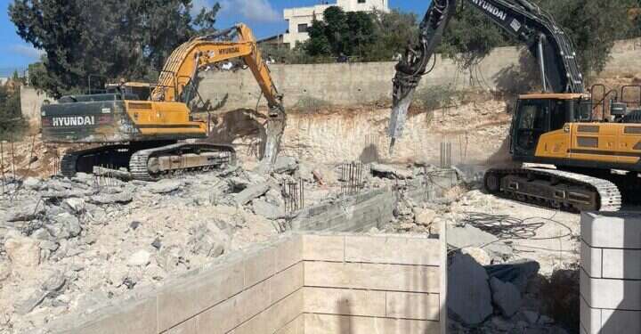 נדיר: המנהל האזרחי הרס 3 מבנים פלסטינים בלתי חוקיים במרחב חברון