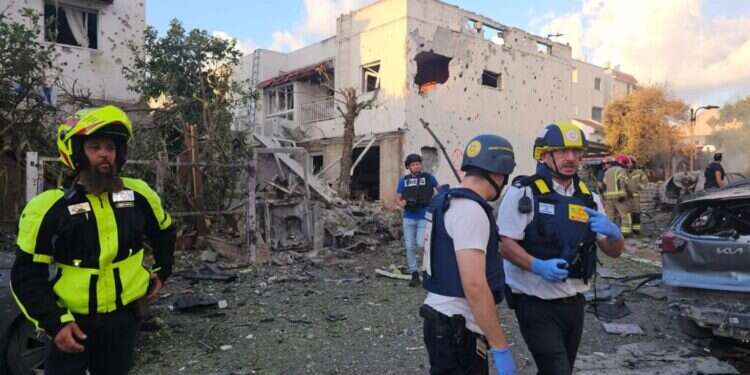 נפילה מירי חיזבאללה בקרית ביאליק. צילום: מד"א