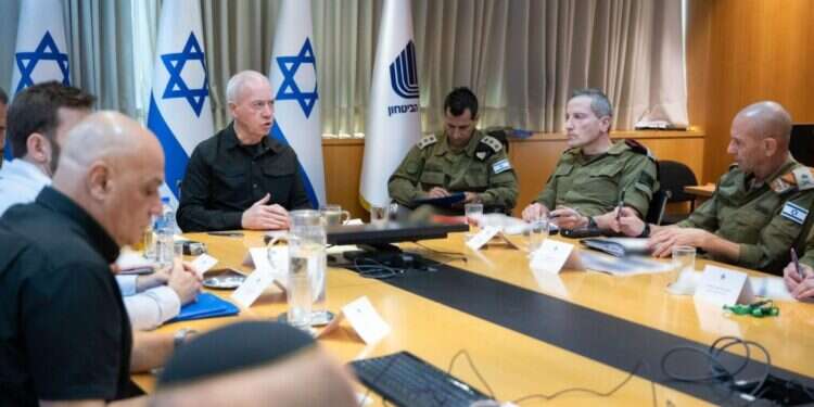 שר הביטחון גלנט בהערכת מצב. צילום: אריאל חרמוני, משרד הביטחון גלנט: "בימים הבאים הציבור יצטרך לגלות קור רוח"