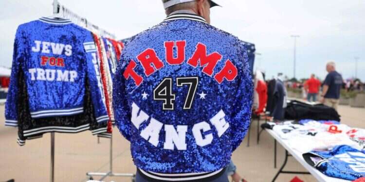 תנ"כים, נעלי ניסיון ההתנקשות ופיסות מהחליפה – טראמפ מוכר מזכרות של עצמו