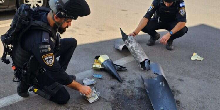 פעילות השוטרים בשטח בזמן האזעקות האחרונות בנוף הגליל. קרדיט: דוברות המשטרה מטח רקטות נוסף לצפון, פגיעה ישירה בקרית שמונה