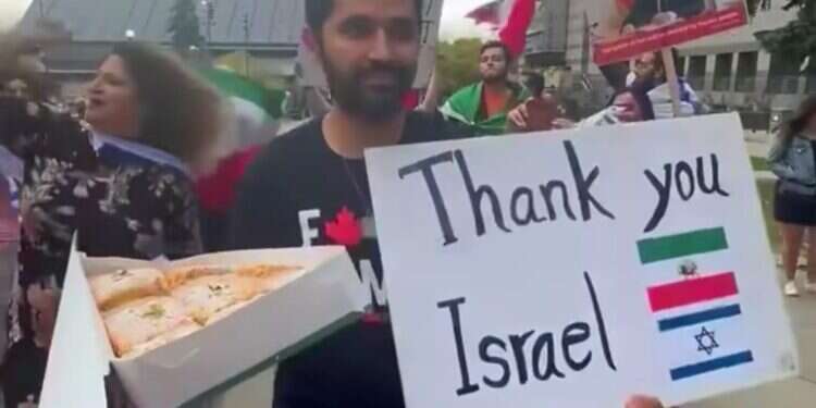 חלוקת ממתקים בעולם הערבי לאחר חיסולו של נסראללה. צילום מסך מהרשתות הערביות חלוקת ממתקים בעולם הערבי לאחר חיסולו של נסראללה. צילום מסך מהרשתות הערביות