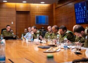 הרמטכ״ל בהערכת מצב בזמן התקיפה בתימן עם חברי פורום המטה הכללי. צילום: דובר צה "יודעים גם להגיע יותר רחוק": אחרי התקיפה בתימן, הרמטכ"ל שולח מסר לאיראן