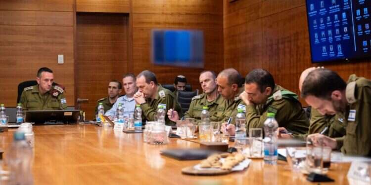 הרמטכ״ל בהערכת מצב בזמן התקיפה בתימן עם חברי פורום המטה הכללי. צילום: דובר צה "יודעים גם להגיע יותר רחוק": אחרי התקיפה בתימן, הרמטכ"ל שולח מסר לאיראן