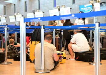 ישראלים בנתב יורדים בעלייה? ישראלים בנתב"ג. צילום: יוסי זליגר