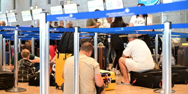 ישראלים בנתב יורדים בעלייה? ישראלים בנתב"ג. צילום: יוסי זליגר