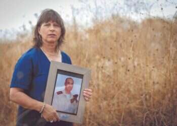 "צריך להבין שאנחנו במלחמה" מזרחי עם תמונת בעלה ברוך ז"ל. צילום: אריק סולטן