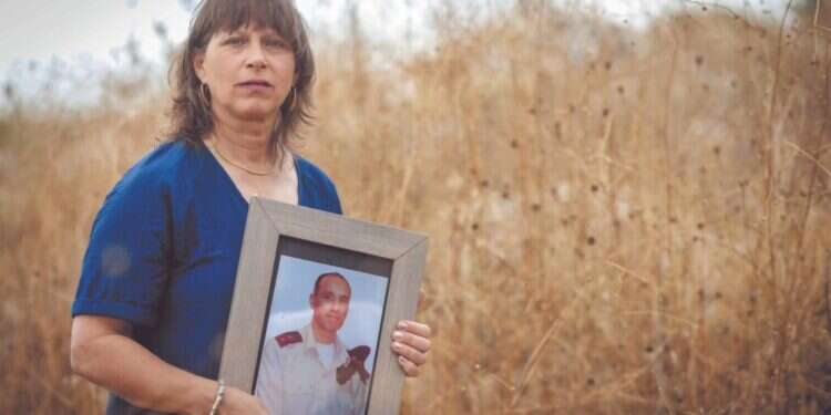 "צריך להבין שאנחנו במלחמה" מזרחי עם תמונת בעלה ברוך ז"ל. צילום: אריק סולטן