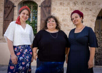 חוויה מתקנת לשנה הקשה. מימין: רחל שרנסקי–דנציגר, חנה גורדון שירה לנקין–שפס. צילום: אריק סולטן