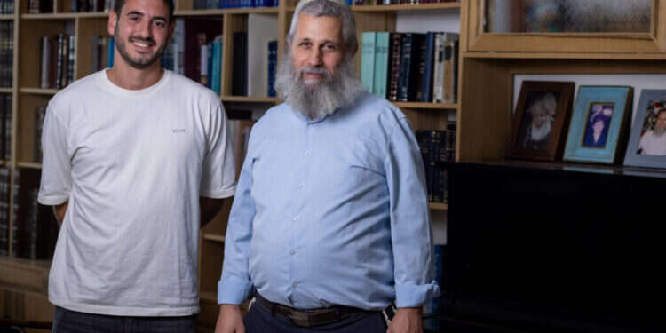 הרב תמיר גרנות ויונתן שימריז. צילום: אריק סולטן
 הרב תמיר גרנות ויונתן שימריז. צילום: אריק סולטן