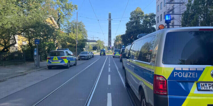 רכבי משטרה חונים במינכן ליד המרכז לתיעוד נאצי והקונסוליה הכללית של ישראל במינכן, גרמניה. צילום: סיימון זקסדר / dpa via AP ירי סמוך לקונסוליה הישראלית במינכן – החשוד נוטרל