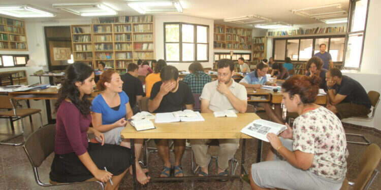 האם שוק היהדות המונגשת הוא כר נוח במיוחד להשחתת מידות? לימוד במכינה. צילום: מרים צחי האם שוק היהדות המונגשת הוא כר נוח במיוחד להשחתת מידות? לימוד במכינה. צילום: מרים צחי