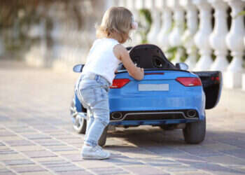 אילוסטרציה: שאטרסטוק אחים בגילאי 3 ו-9 נפצעו קשה בזמן נהיגה ברכב ממונע לילדים