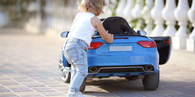 אחים בגילאי 3 ו-9 נפצעו קשה בזמן נהיגה ברכב ממונע לילדים