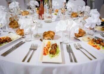 שולחן חג. צילום: שאטרסטוק