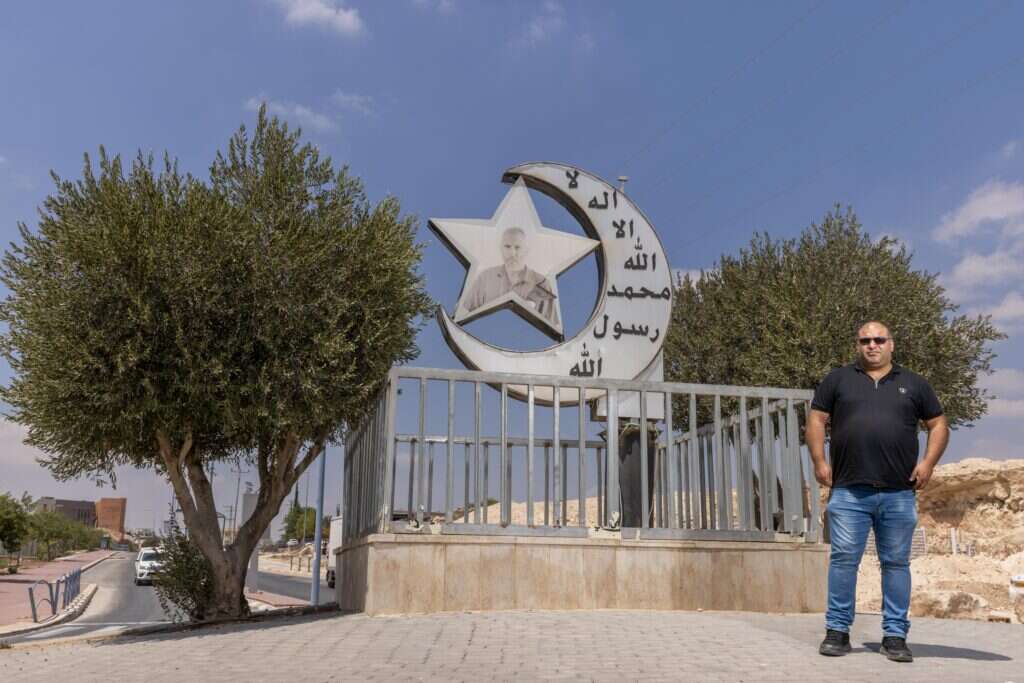 בנגב, הבדואי הוא אזרח סוג ד'". ג'בר באנדרטה לזכר אחיו בחורה. צילום: יוסי אלוני