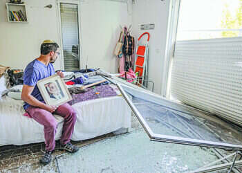 אליהו גליל בביתו בשתולה. צילום: נעמה שטרן אליהו גליל בביתו בשתולה. צילום: נעמה שטרן