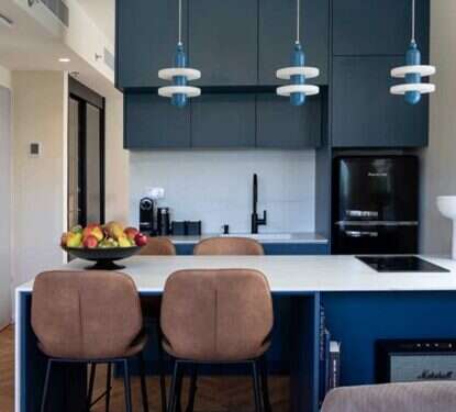 מטבח בכחול. עיצוב פנים: אופיר דהאן. צילום: גידי בועז גם הבית לובש ג'ינס: הטרנדים הכי חמים בעיצוב הבית