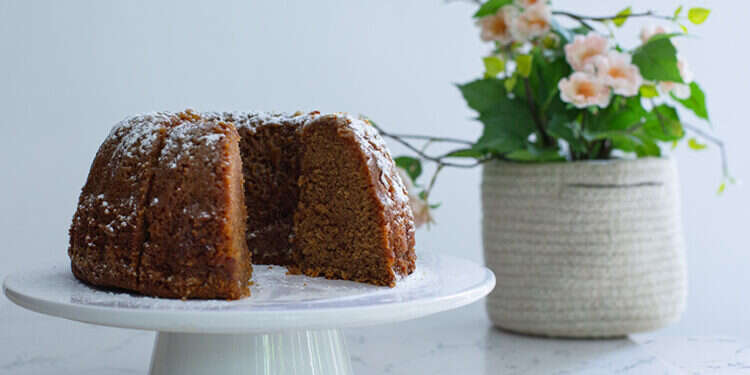 עוגת דבש חגיגית לראש השנה, צילום: רויטל פדרבוש עוגת דבש חגיגית לראש השנה
