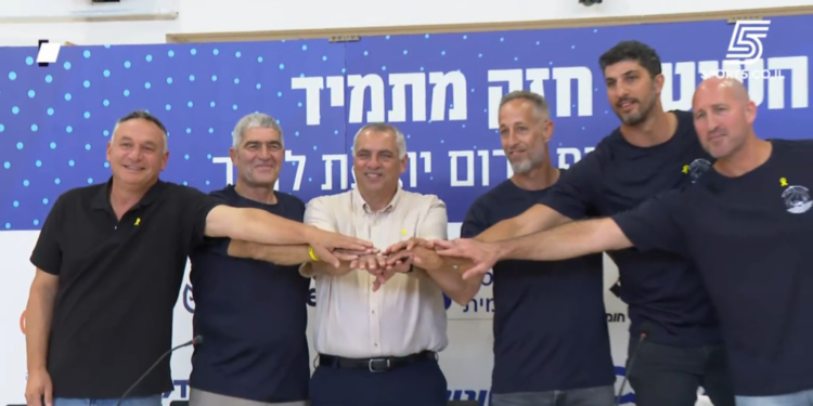 המאמן ברק פלג (מימין) עם ראשי קבוצת מ.כ. עוטף דרום החדשה. צילום מסך מתוך ערוץ ספורט 5 מ.כ. עוטף דרום: הושקה קבוצת הכדורסל החדשה בליגה הלאומית