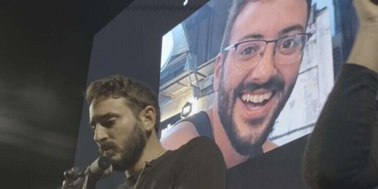 יונתן שמריז, אחיו של החטוף אלון שמריז הי רחל מאופקים ותחנת המשטרה בשדרות: יום שידורים מיוחד לציון 7 באוקטובר