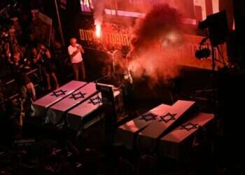 מאות חסמו את איילון, עשרות נעצרו, שוטרת נפצעה: עצרת החטופים הסלימה במהלך הלילה