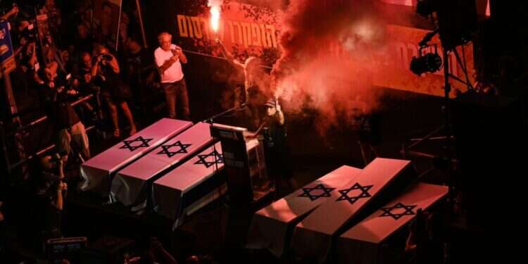 מיצג החטופים שנהרגו בצומת קפלן. צילום: פאולינה פטימר מאות חסמו את איילון, עשרות נעצרו, שוטרת נפצעה: עצרת החטופים הסלימה במהלך הלילה