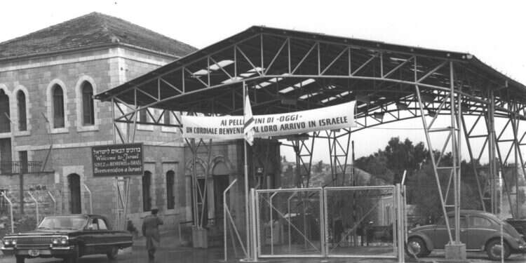 שער מנדלבוים בשנת 1964. צילום: פריץ כהן, לע"מ