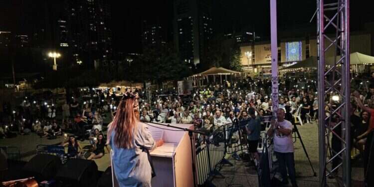 עצרת אחדות בכיכר החטופים. פאולינה פטימר הערב: עצרת אחדות וסליחות בכיכר החטופים