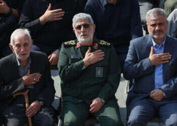 מפקד כוח קודס אסמאעיל קאאני בהלווייתו בטהרן של עבאס נילפורשאן, מפקד כוח קודס בסוריה ולבנון, שנהרג עם צמרת חיזבאללה בביירות. צילום: איי.אף.פי