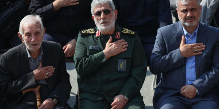 מפקד כוח קודס אסמאעיל קאאני בהלווייתו  בטהרן של עבאס  נילפורשאן, מפקד  כוח קודס בסוריה  ולבנון, שנהרג עם צמרת חיזבאללה בביירות. צילום: איי.אף.פי
 מפקד כוח קודס אסמאעיל קאאני בהלווייתו בטהרן של עבאס נילפורשאן, מפקד כוח קודס בסוריה ולבנון, שנהרג עם צמרת חיזבאללה בביירות. צילום: איי.אף.פי