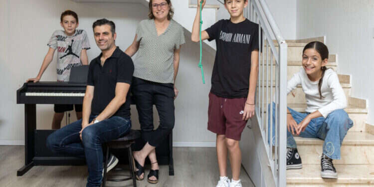 משפחת ברמי שכונת הכרמים, מודיעין.  צילום: אבישג שאר־ישוב
 משפחת ברמי שכונת הכרמים, מודיעין. צילום: אבישג שאר־ישוב