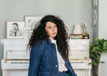 שי-לי עטרי. צילום: אבישג שאר-ישוב. סטיילינג: מעין רתם ברש. איפור ושיער: דניאל בר דוד. חולצה - רונן חן | אקססוריז - Meistilo Jewellery | ג׳קט - אתא
 שי-לי עטרי. צילום: אבישג שאר-ישוב. סטיילינג: מעין רתם ברש. איפור ושיער: דניאל בר דוד. חולצה - רונן חן | אקססוריז - Meistilo Jewellery | ג׳קט - אתא