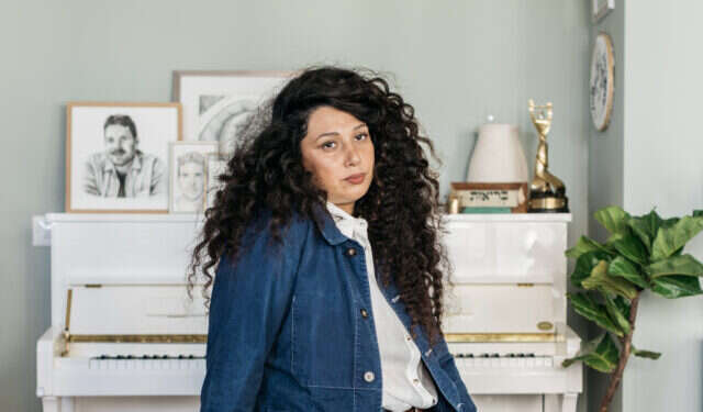 שי-לי עטרי. צילום: אבישג שאר-ישוב. סטיילינג: מעין רתם ברש. איפור ושיער: דניאל בר דוד. חולצה - רונן חן | אקססוריז - Meistilo Jewellery | ג׳קט - אתא