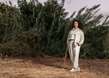 שי-לי עטרי. צילום: אבישג שאר-ישוב. סטיילינג: מעין רתם ברש. איפור ושיער: דניאל בר דוד. חולצה + ג׳קט - מיטל כרמלי | אקססוריז - Meistilo Jewellery
 שי-לי עטרי. צילום: אבישג שאר-ישוב. סטיילינג: מעין רתם ברש. איפור ושיער: דניאל בר דוד. חולצה + ג׳קט - מיטל כרמלי | אקססוריז - Meistilo Jewellery