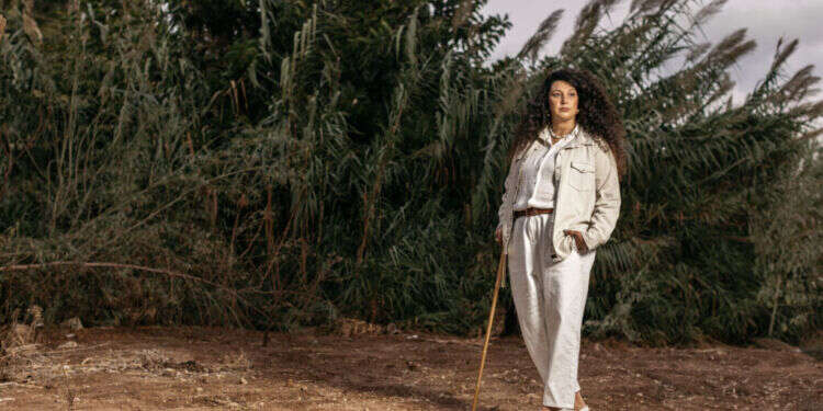 שי-לי עטרי. צילום: אבישג שאר-ישוב. סטיילינג: מעין רתם ברש. איפור ושיער: דניאל בר דוד. חולצה + ג׳קט - מיטל כרמלי | אקססוריז - Meistilo Jewellery