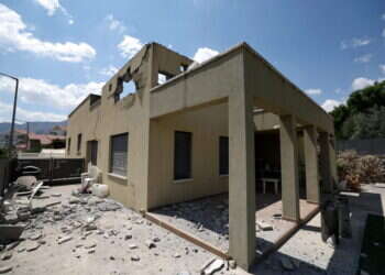 בית שנפגע בקרית שמונה. צילום: EPA