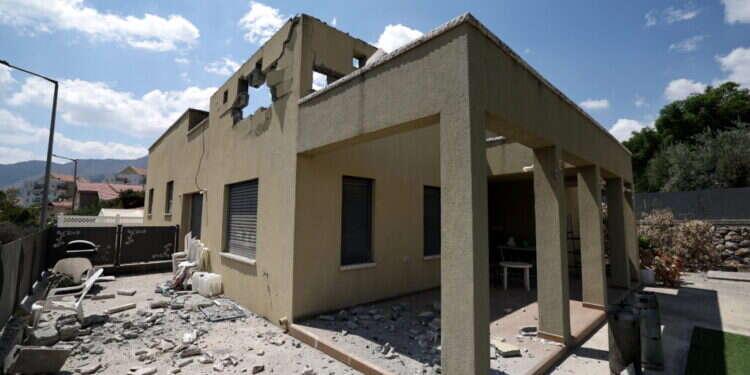 בית שנפגע בקרית שמונה כתוצאה מירי חיזבאללה. צילום: EPA בית שנפגע בקרית שמונה. צילום: EPA