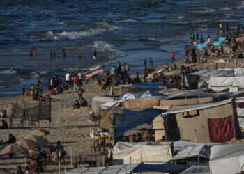 אוהלי עקורים באזור דיר אל־בלח. צילום: אי.פי.איי