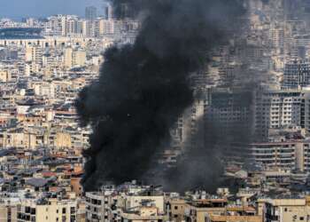 חיסול בכירים אינו שינוי אסטרטגי. עשן מיתמר בפאתי ביירות לאחר המתקפה הישראלית שבה חוסל נסראללה. צילום: אי.פי.איי