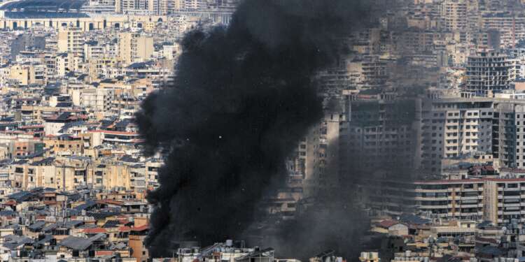 חיסול בכירים אינו שינוי אסטרטגי. עשן מיתמר בפאתי ביירות לאחר המתקפה הישראלית שבה חוסל נסראללה. צילום: אי.פי.איי חיסול בכירים אינו שינוי אסטרטגי. עשן מיתמר בפאתי ביירות לאחר המתקפה הישראלית שבה חוסל נסראללה. צילום: אי.פי.איי